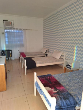 Quarto triplo com banheiro compartilhado